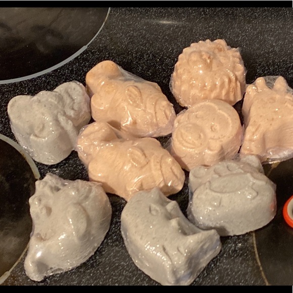 Fruity scented hand crafted set of 8 animal scented bath bombs by Radiant Waves - Picture 4 of 4